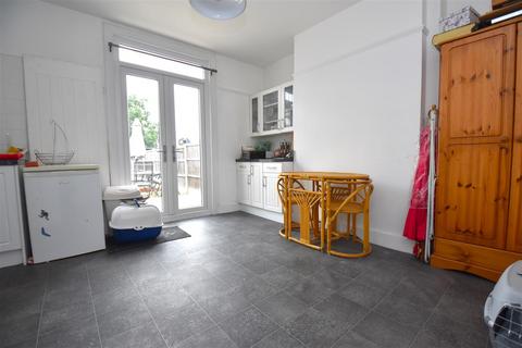 3 bedroom end of terrace house for sale, Prince Avenue, Westcliff-On-Sea