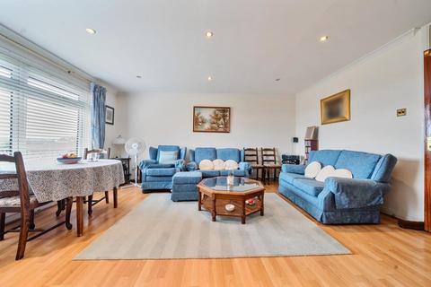 2 bedroom flat for sale, Collette Court, 150 Selhurst Road, South Norwood