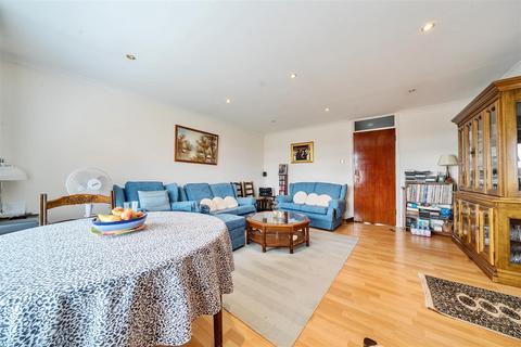 2 bedroom flat for sale, Collette Court, 150 Selhurst Road, South Norwood