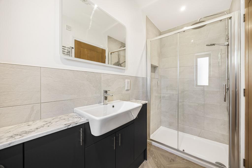 En suite guest bedroom