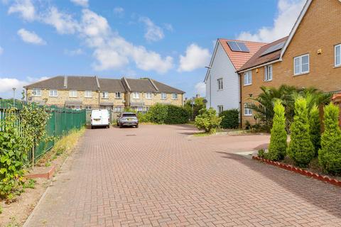 9 Regna Close, Rainham, RM13 9FQ