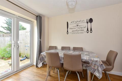 9 Regna Close, Rainham, RM13 9FQ