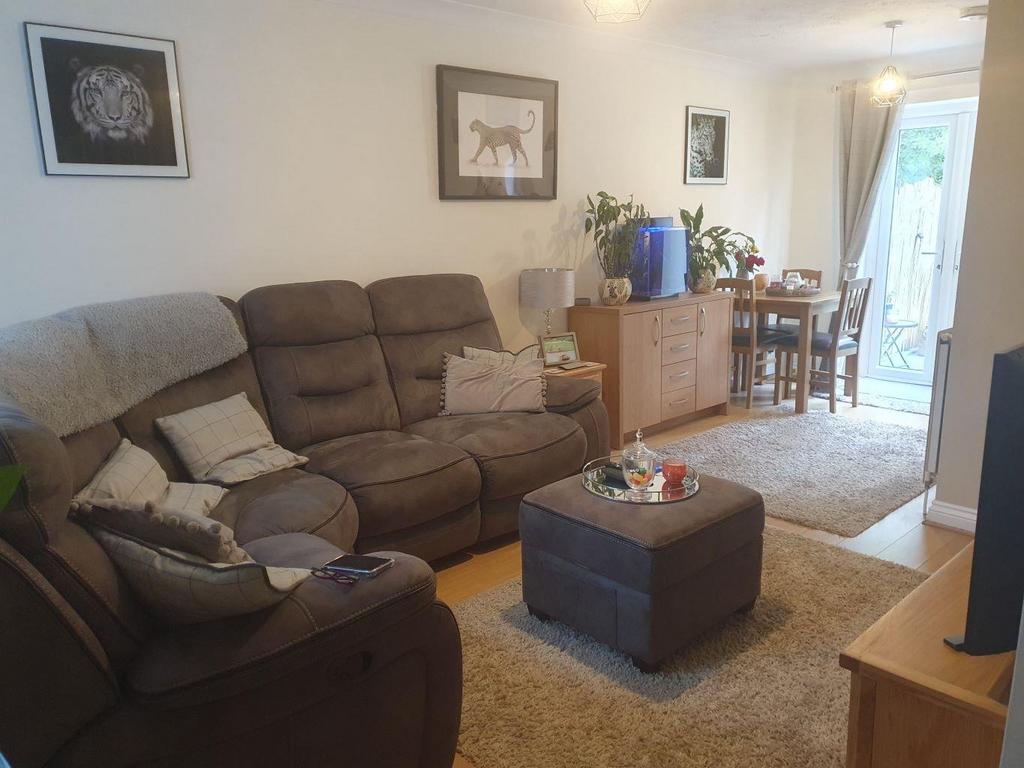 Manor Park, Newbury 2 bed house to rent £1,250 pcm (£288 pw)