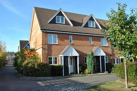 4 bedroom end of terrace house to rent, Charding Crescent, Royston