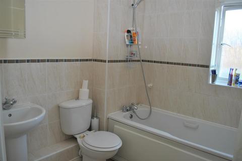 4 bedroom end of terrace house to rent, Charding Crescent, Royston