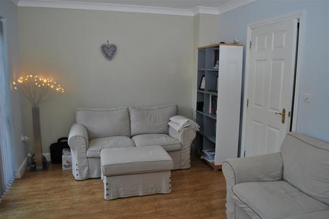 4 bedroom end of terrace house to rent, Charding Crescent, Royston