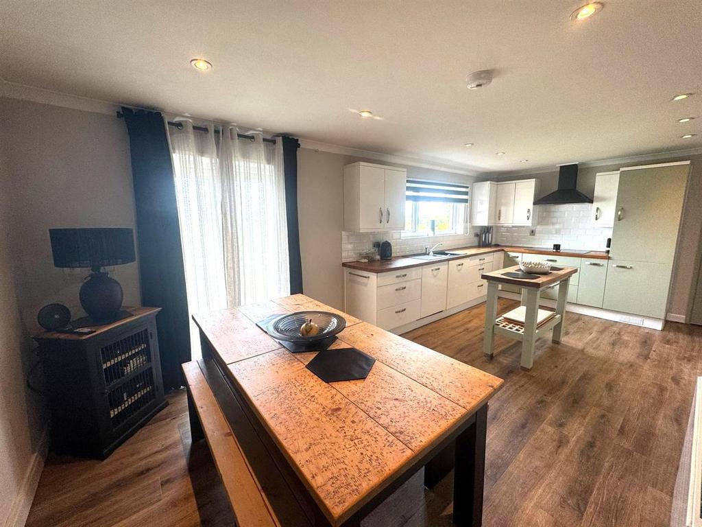 Kitchen 2.jpeg