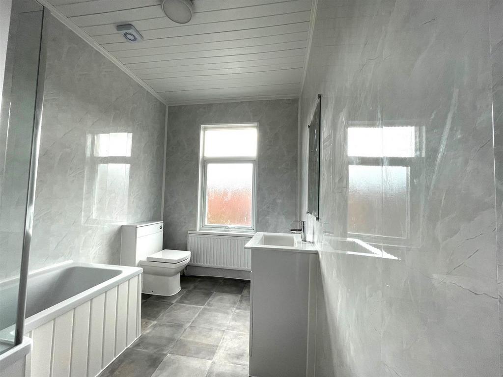 Bathroom 2.jpg