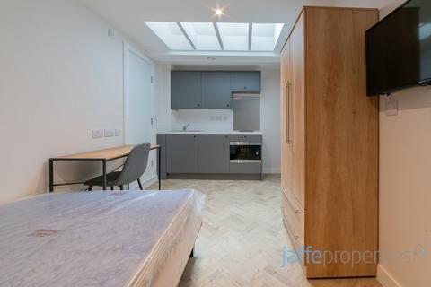 Studio to rent, Munden Street, London, W14