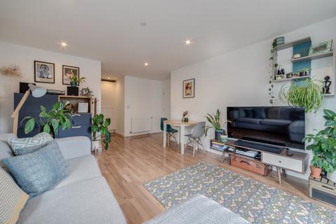 2 bedroom flat for sale, Horizons Tower, 1 Yabsley Street, London