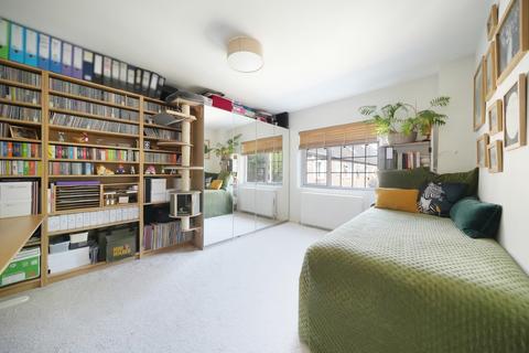 15 Redwood Close, London, SE16 5NJ