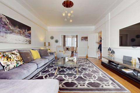 3 bedroom flat for sale, Hallam Street, London W1