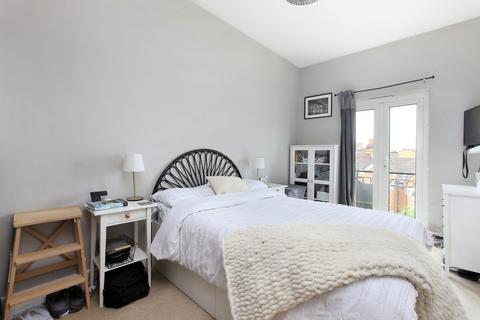 2 bedroom flat for sale, Boutflower Road, Battersea, London