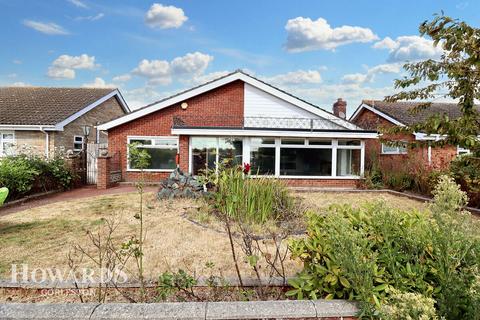 2 bedroom detached bungalow for sale, Links Road, Gorleston