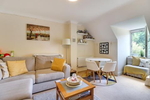 Flat 17, Hanover Court Haymeads Drive, Esher, KT10 9BJ