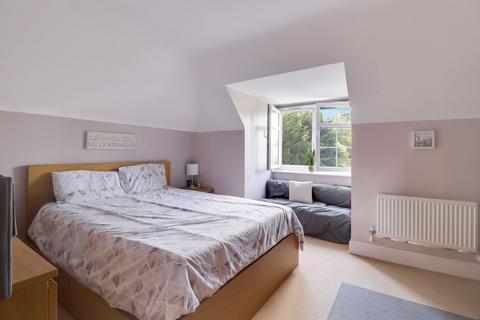Flat 17, Hanover Court Haymeads Drive, Esher, KT10 9BJ