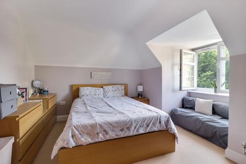 Flat 17, Hanover Court Haymeads Drive, Esher, KT10 9BJ