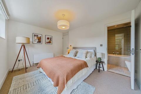 8 Chale Road, London, SW2 4JB