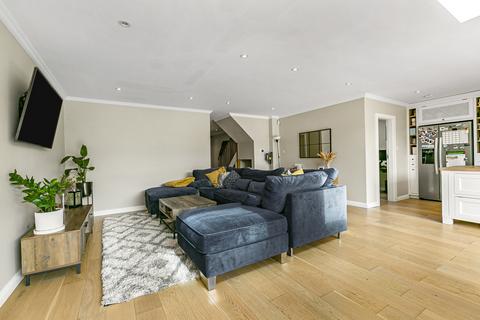 4 Park Close, Byfleet, West Byfleet, KT14 7FH