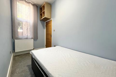 Studio for sale, Palmerston Crescent, Palmers Green, N13