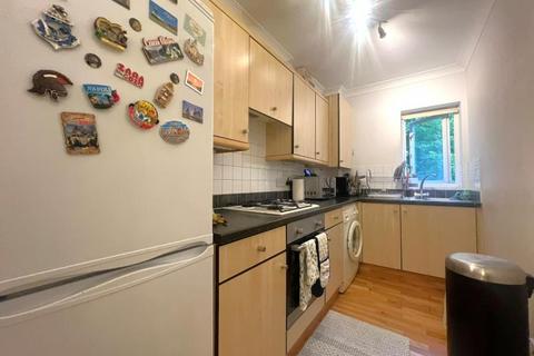 2 bedroom flat to rent, Carlton Road, Woking GU21