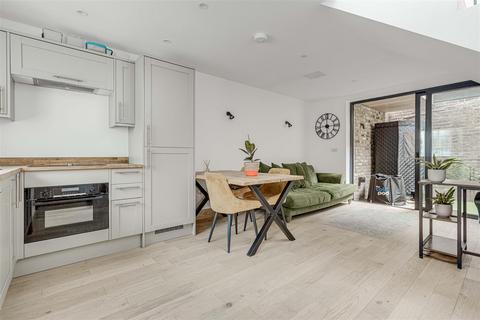 2 bedroom mews for sale, Gleneldon Mews, London SW16