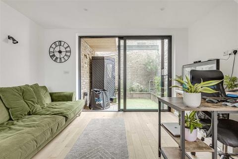 2 bedroom mews for sale, Gleneldon Mews, London SW16