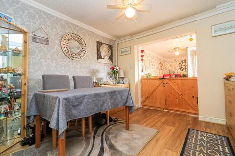 66 Esther Grove, Wakefield, WF2 8EY