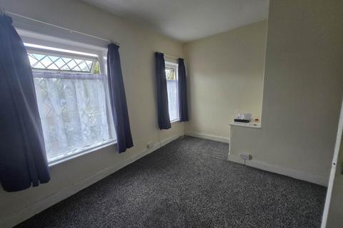 2 bedroom terraced house to rent, Victoria Road, Dewsbury