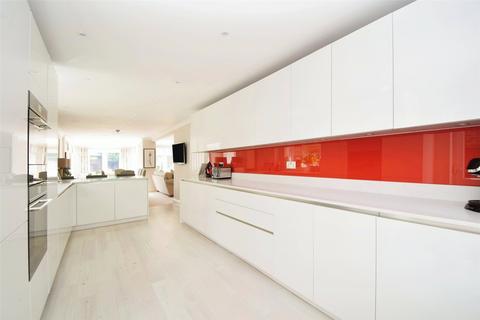 9 Reading Road, Blackwater, Camberley, GU17 0AX