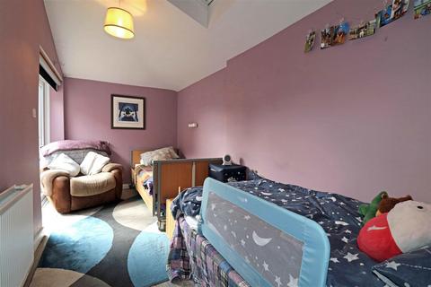 17 Edmondes Close, Warwick, CV34 5TX