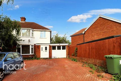 3 bedroom semi-detached house to rent, Raymond Road, Langley