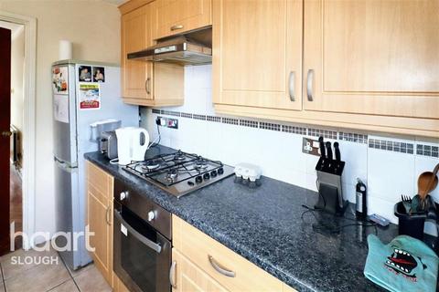 3 bedroom semi-detached house to rent, Raymond Road, Langley