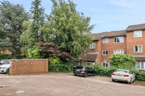 2 bedroom apartment for sale, Laburnum Close, Friern Barnet, London, N11