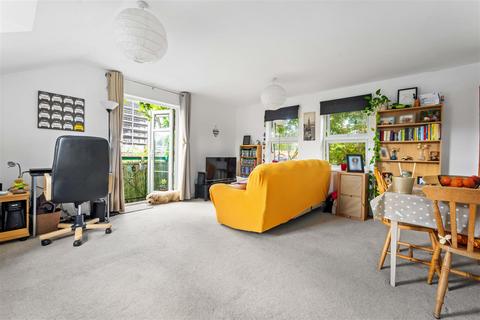 1 bedroom flat for sale, Walnut Tree Close, Guildford