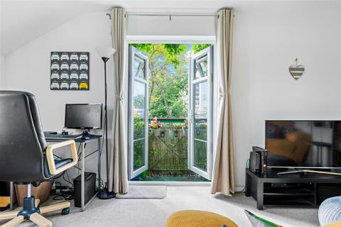 1 bedroom flat for sale, Walnut Tree Close, Guildford