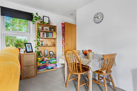 1 bedroom flat for sale, Walnut Tree Close, Guildford