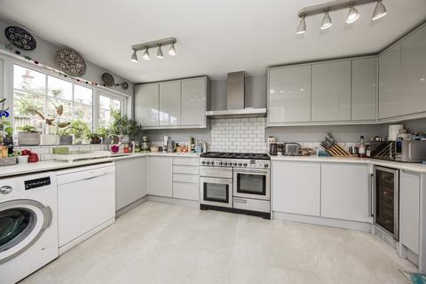36 Cuckoo Drive, Heathfield, TN21 8AR