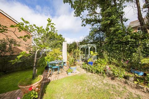 36 Cuckoo Drive, Heathfield, TN21 8AR