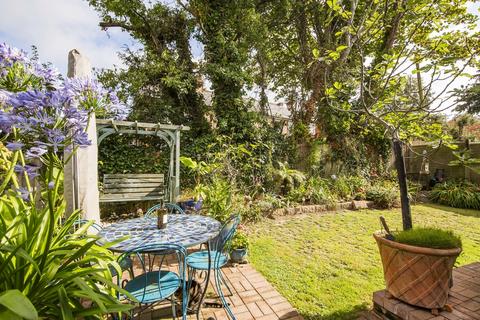 36 Cuckoo Drive, Heathfield, TN21 8AR