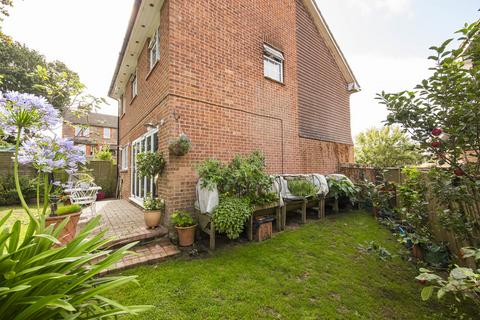 36 Cuckoo Drive, Heathfield, TN21 8AR