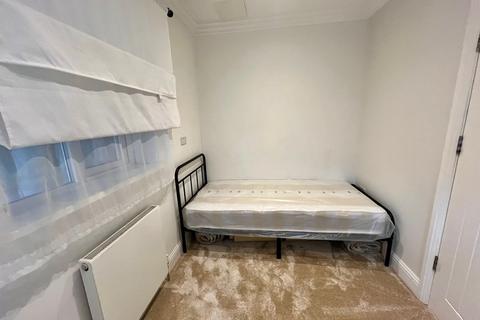 1 bedroom in a house share to rent, Staines Road, Feltham