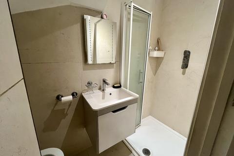 1 bedroom in a house share to rent, Staines Road, Feltham