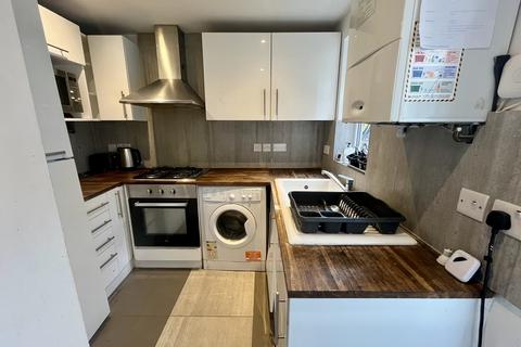 1 bedroom in a house share to rent, Staines Road, Feltham