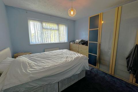 2 bedroom ground floor flat for sale, Vincent Close, Ilford IG6