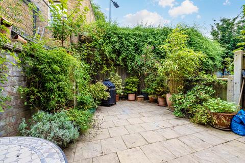 3 bedroom end of terrace house for sale, Louisa Close, London E9