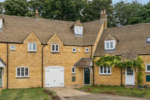 4 bedroom townhouse to rent, Oakeys Close, Stow On The Wold