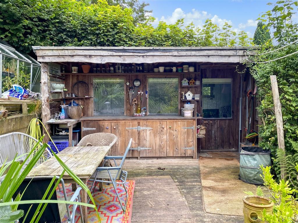 Timber Cabin With Outside Kitchen!