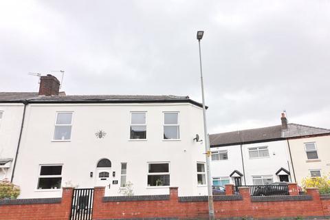 4 bedroom end of terrace house for sale, Moorside Road, Manchester M27