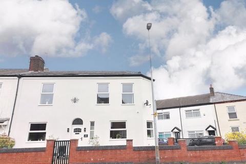 4 bedroom end of terrace house for sale, Moorside Road, Manchester M27